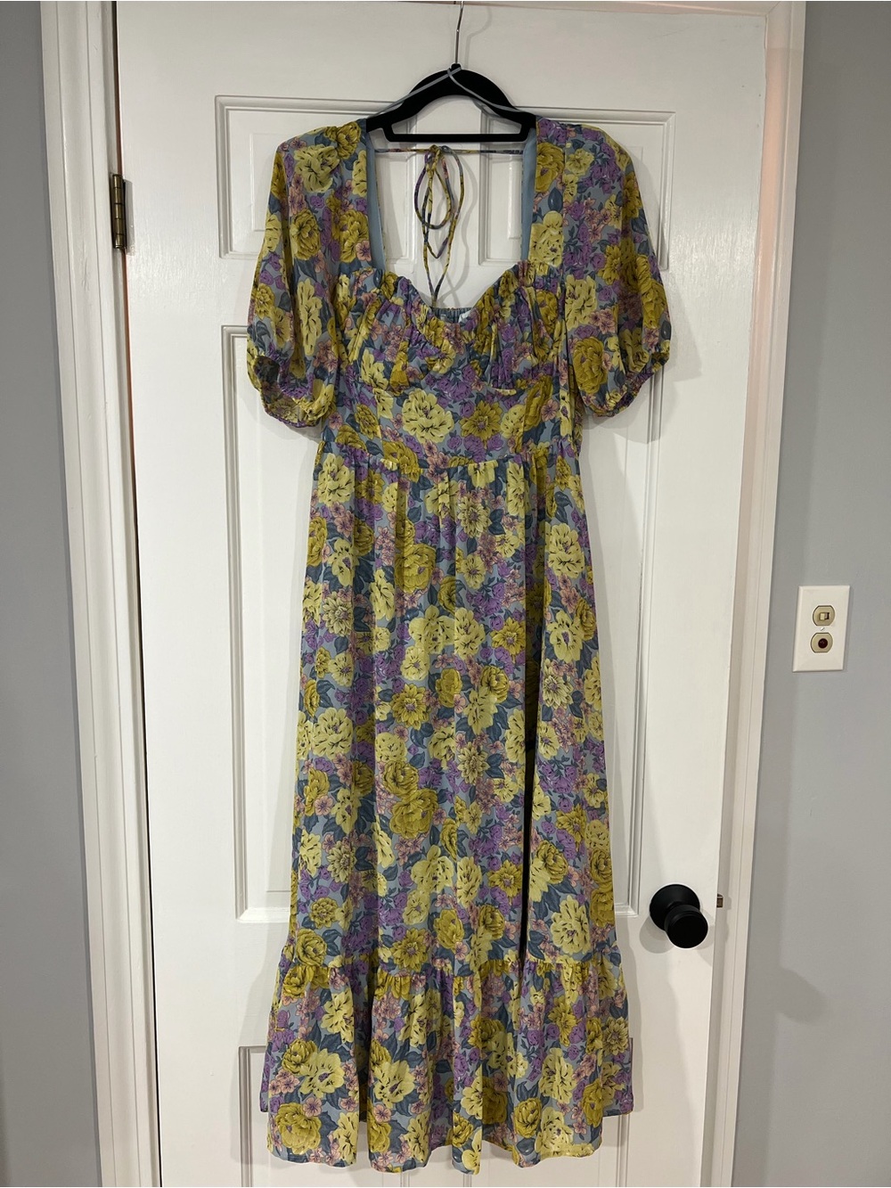 NWT ASTR the Label floral Sweetheart neck midi dress. Purples/Gold/Blue.Large - Picture 5 of 15